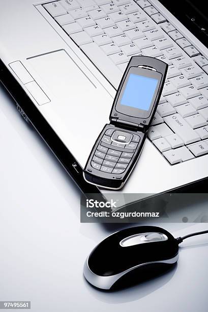 Foto de Telefone Celular Em Um Laptop e mais fotos de stock de Bluetooth - Bluetooth, Comunicação, Comunicação Global