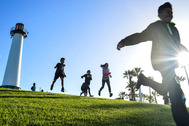 bambini che giocano a long beach, california - rainbow harbor foto e immagini stock