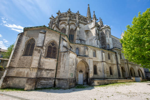 catedral de san vicente en la ciudad de viviers - ardeche fotografías e imágenes de stock