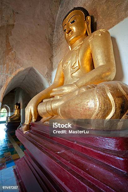 Templo Buddha Dentro De Gawdawpalin Bagan Myanmar Foto de stock y más banco de imágenes de Altar