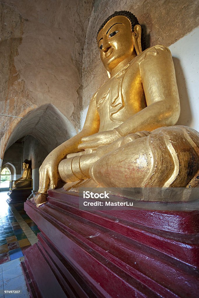 Buda no Templo Gawdawpalin, Bagan, Mianmar. - Foto de stock de Altar royalty-free