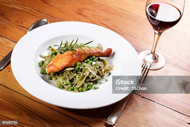 Salmone In Pasta Allaglio Selvatica - Fotografie stock e altre immagini di Vino rosso - Vino rosso, Pesce, Aglio orsino