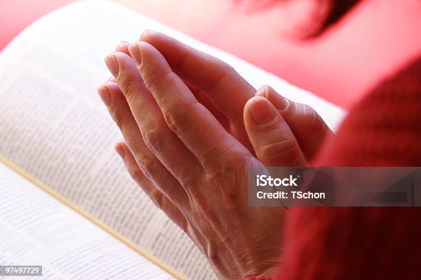 Modlitwa Ręce - zdjęcia stockowe i więcej obrazów Modlić się - Modlić się, Składać, Biblia