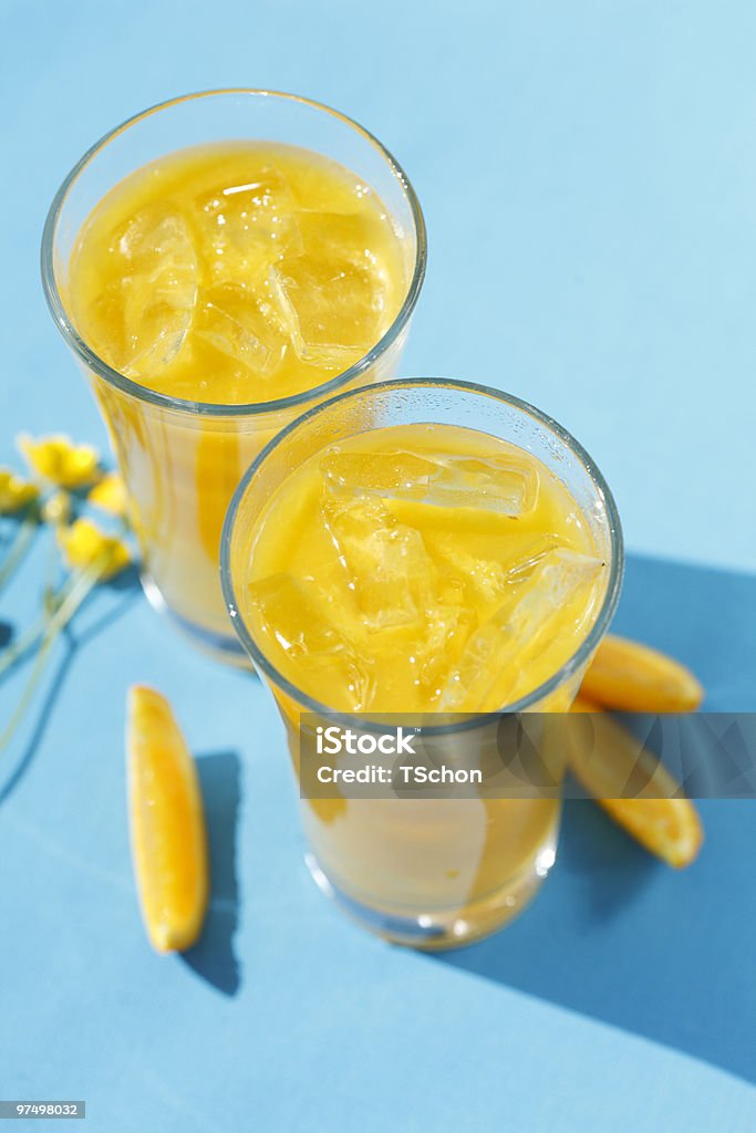 Jugo de naranja recién exprimido - Foto de stock de Amarillo - Color libre de derechos