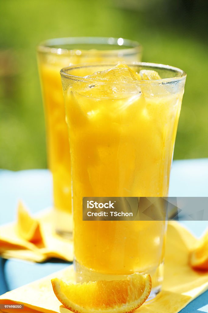 Свежевыжатый апельсиновый сок - Стоковые �фото Апельсин роялти-фри