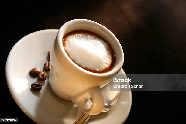 Espresso De Un Macchiato Foto de stock y más banco de imágenes de Bebida - Bebida, Bebida con espuma, Cafeína