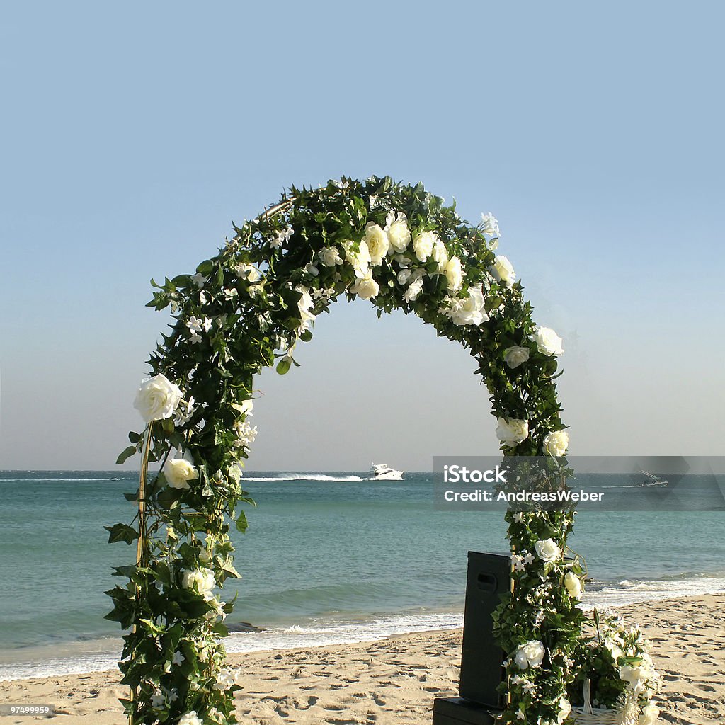 Arco di fiori matrimonio - Foto stock royalty-free di Cerimonia di nozze