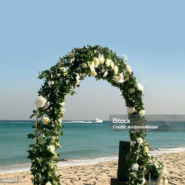 Ślub Łuk Kwiatów - zdjęcia stockowe i więcej obrazów Ceremonia ślubu - Ceremonia ślubu, Fotografika, Girlanda