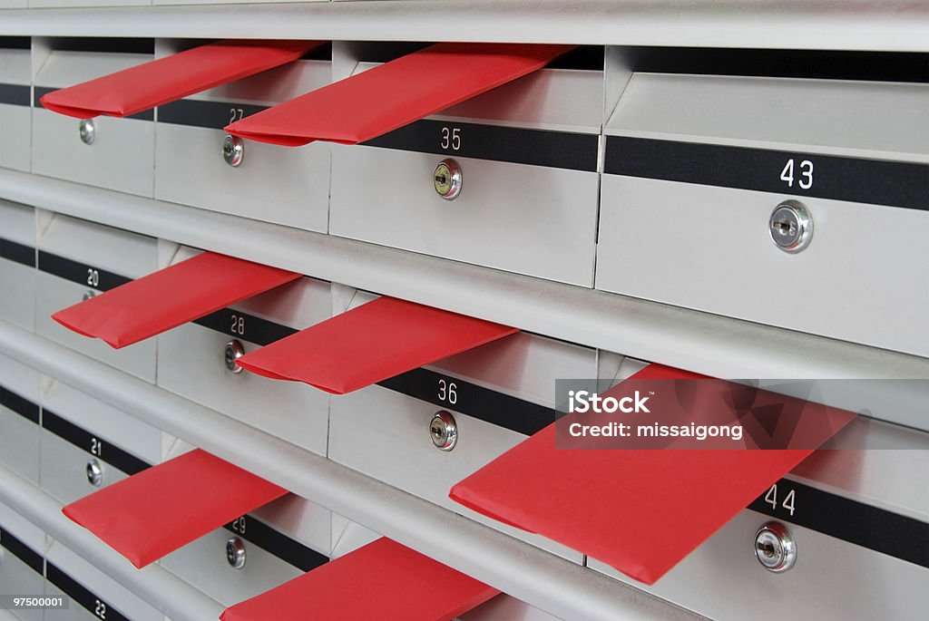 Letterboxes und roten Buchstaben - Lizenzfrei Öffentlicher Briefkasten Stock-Foto