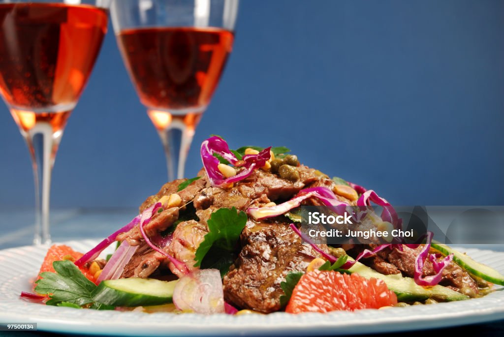В нашем стейк салат и вино - Стоковые фото Барбекю роялти-фри