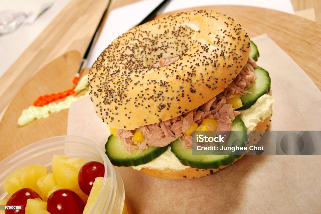 Cantine scolaire series: bagel sandwich au thon - Photo de Bagel libre de droits