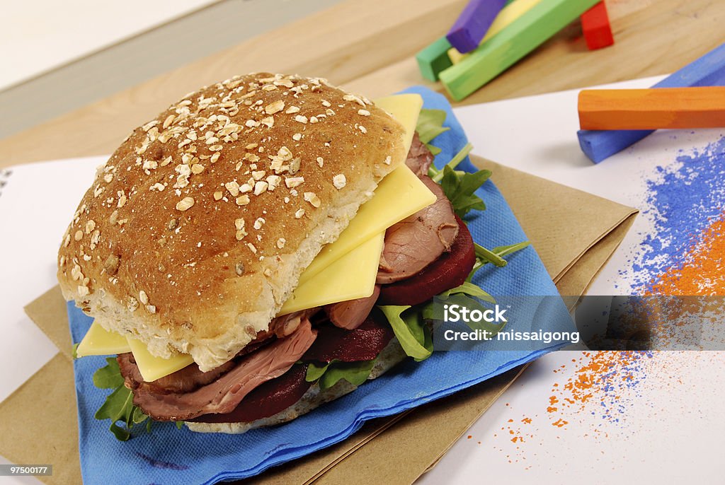 Merenda Escolar series: Sanduíche de rosbife pão multigrãos - Foto de stock de Alface royalty-free