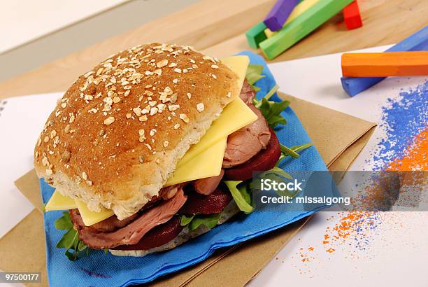 Foto de Merenda Escolar Series Sanduíche De Rosbife Pão Multigrãos e mais fotos de stock de Alface