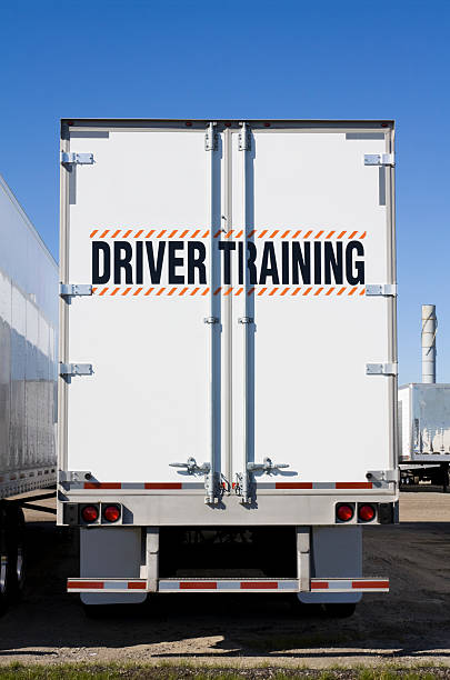 письменное подготовки водителей грузовика на спине - drive blue outdoors rear view стоковые фото и изображения