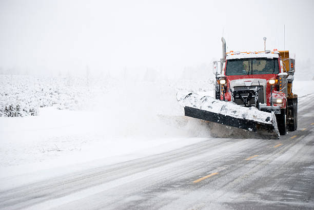 samochód usuwanie śniegu pług śnieżyca do asfaltu w storm - plow zdjęcia i obrazy z banku zdjęć