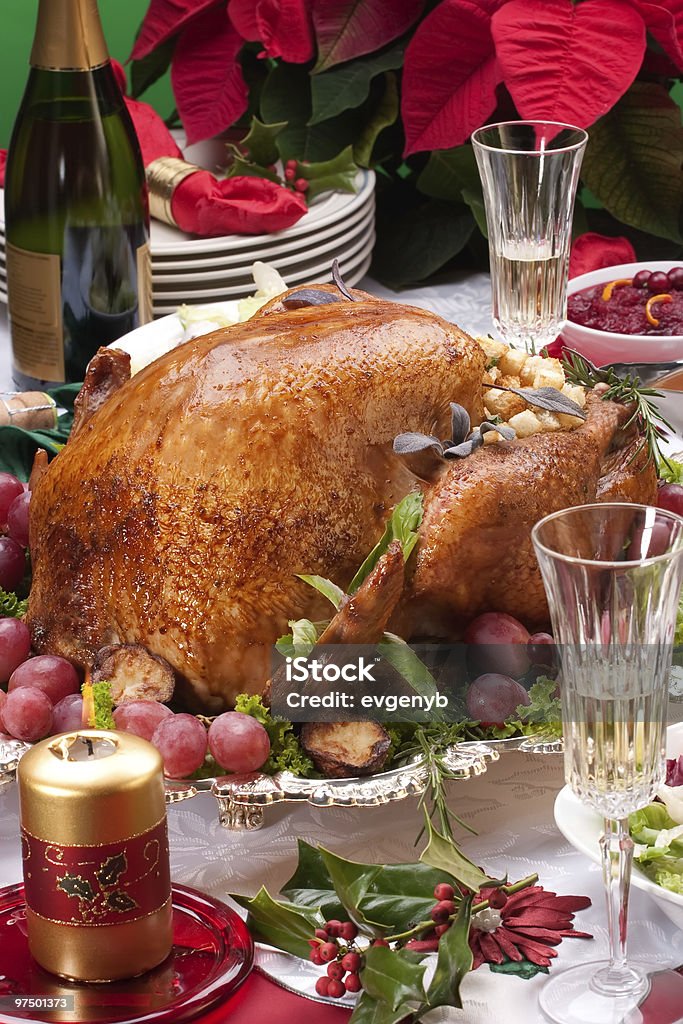 クリスマスの七面鳥にホリデーシーズンのテーブル - オーガニックのロイヤリティフリーストックフォト