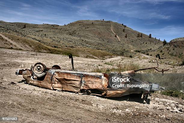 Auto Crash Nel Deserto - Fotografie stock e altre immagini di Abbandonato - Abbandonato, Ambientazione esterna, Antico - Vecchio stile