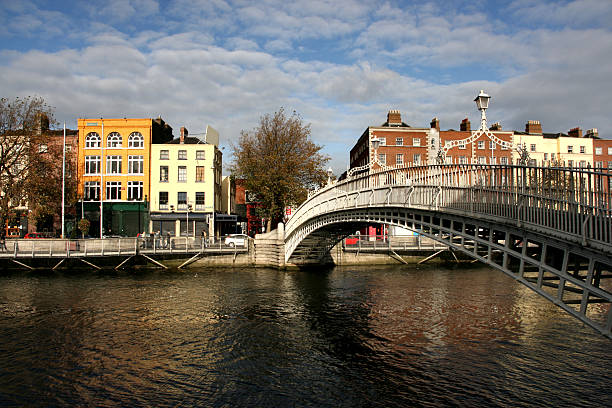 мост полпенни в дублине - dublin ireland hapenny bridge republic of ireland city стоковые фото и изображения