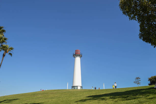regenbogen-leuchtturm am shoreline aquatic park in long beach, kalifornien - long beach california lighthouse los angeles county stock-fotos und bilder