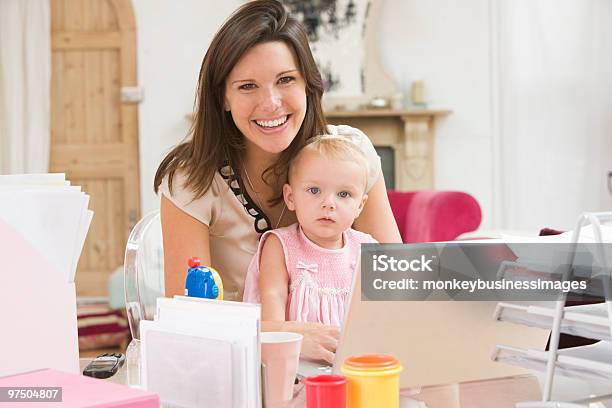 Madre E Bambino In Casa Ufficio Con Computer Portatile - Fotografie stock e altre immagini di Madre capofamiglia