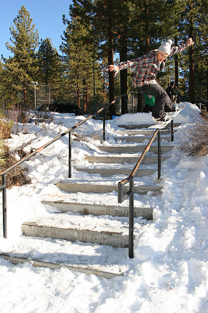 Snowboarder nosepress de barandilla 3 - foto de stock