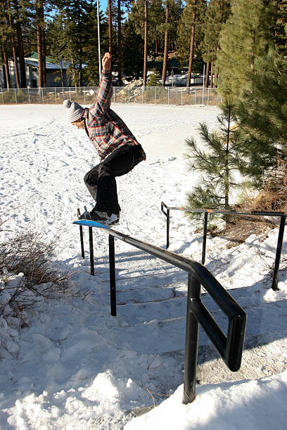 Snowboarder nosegrind de barandilla - foto de stock