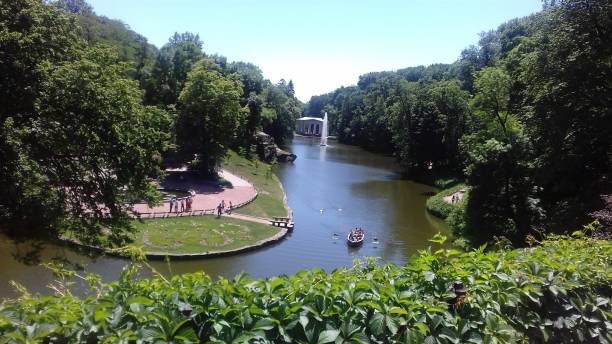 una hermosa vista de la parte central del parque de sofiyivsky - uman fotografías e imágenes de stock