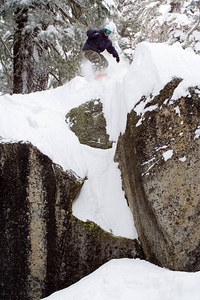 Snowboarder Jumps amplio Cliff - foto de stock