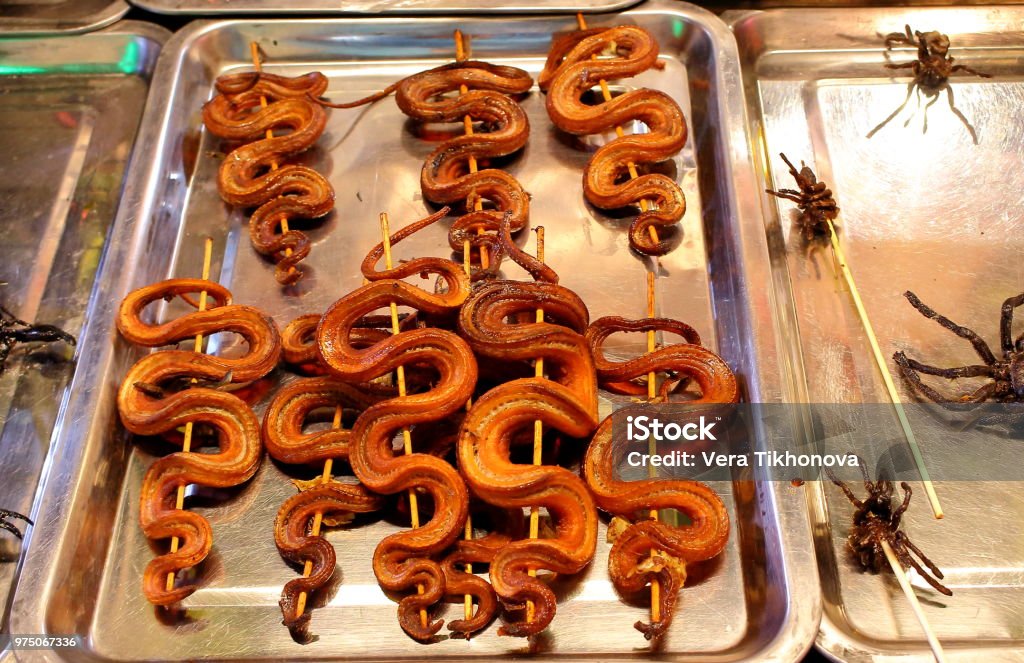 Kebab de serpent sur le marché de la rue Cambodge - Photo de Plan de travail de cuisine libre de droits