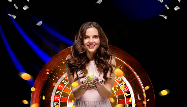 collage de imágenes de casino con ruleta y mujer con fichas en las manos - throwing wheel fotografías e imágenes de stock