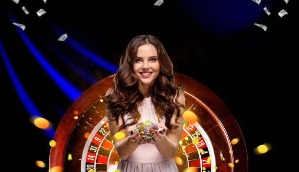 collage d’images de casino avec roulette et femme avec des puces dans les mains - throwing wheel photos et images de collection