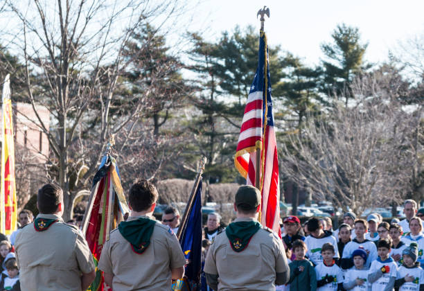 boy scouts que presenta la bandera a 5 k carrera inicio - child patriotism saluting flag fotografías e imágenes de stock