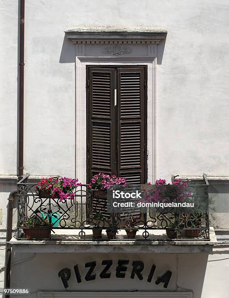 Auf Eine Pizzeria Stockfoto und mehr Bilder von Außenaufnahme von Gebäuden - Außenaufnahme von Gebäuden, Balkon, Blume