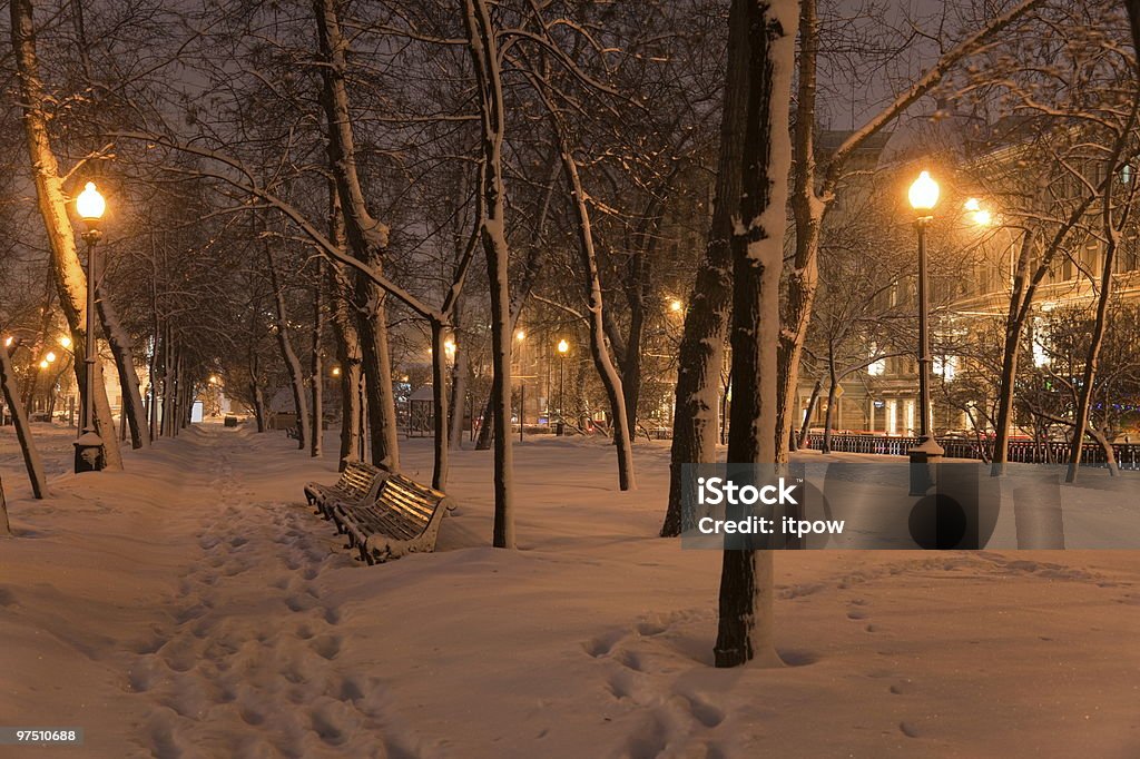 Noite de inverno. Moscou. A Rússia. - Foto de stock de Banco - Assento royalty-free