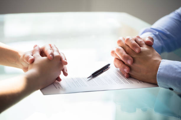 two businesspeople hand with document - divórcio imagens e fotografias de stock