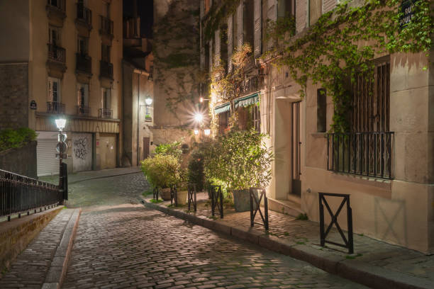 istock Rue Poulbot at night 975130586
