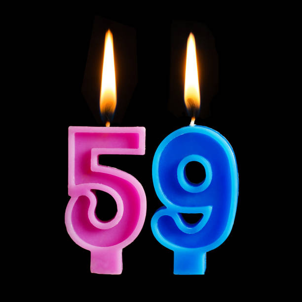 candele di compleanno accese sotto forma di 59 59 9 per torta isolata su sfondo nero. - numero 59 foto e immagini stock