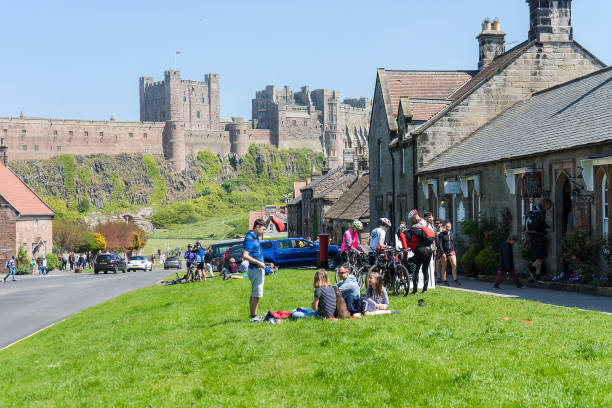 zamek bamburgh - bamburgh beach zdjęcia i obrazy z banku zdjęć