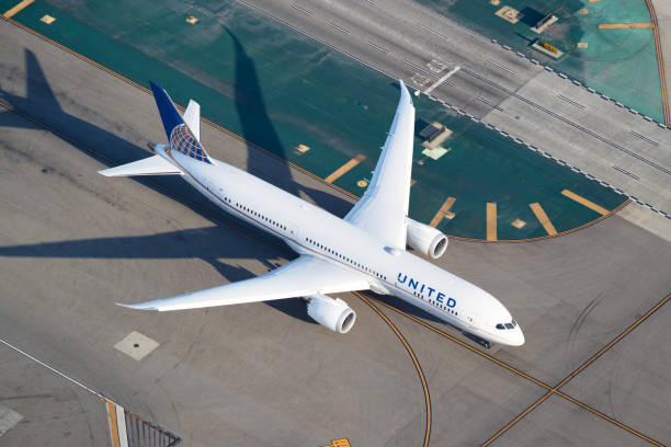 united airlines boeing 787 dreamliner - airplane cockpit taking off pilot foto e immagini stock