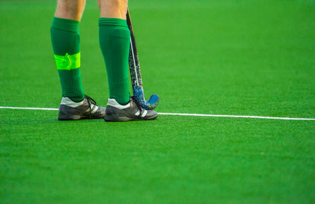 jogador de hóquei em campo do homem sobre o fundo verde - hóquei em campo - fotografias e filmes do acervo