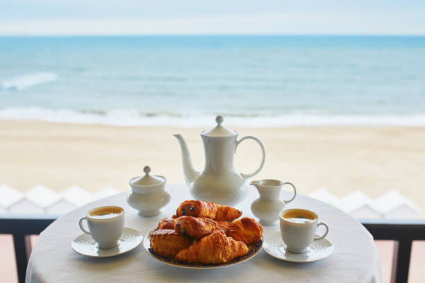 due tazze di caffè e pasticceria tradizionale francese - coffee couple italy drinking foto e immagini stock