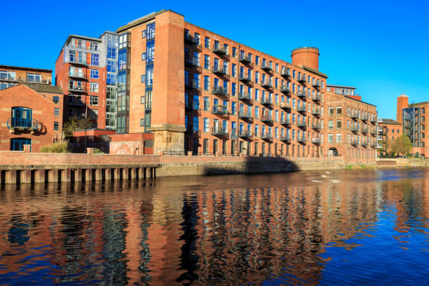 appartements entrepôt reconverti par la rivière aire à leeds - réhabilitation industrielle photos et images de collection