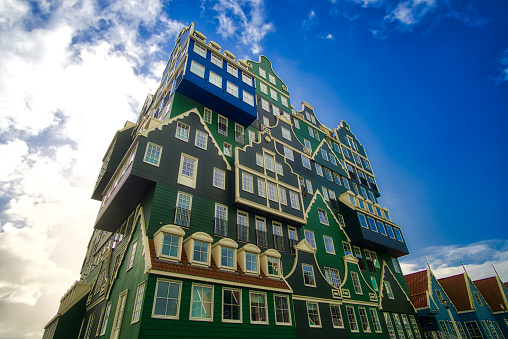 Nuevo Hotel Inntel en Zaandam con fachada basada en casas tradicionales en Holanda, los países bajos photo