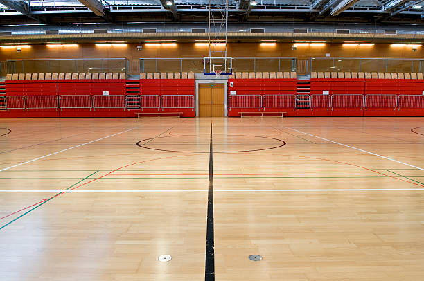 líneas negras en rojo vacío sports hall - school gymnasium parquet floor sport empty fotografías e imágenes de stock