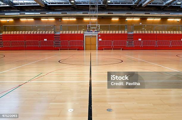 Foto de Preto Linha Em Vazio Red Sports Hall e mais fotos de stock de Ginásio - Ginásio, Interior, Equipamento de Iluminação