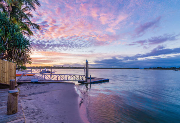 noosa river queensland australien bei sonnenuntergang mit einem lebendigen himmel - coastline noosa heads australia landscape stock-fotos und bilder