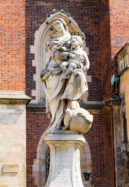 istock Sculpture of the Virgin and Child 975234710