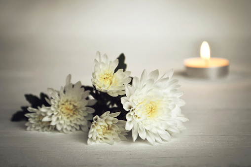 Velas y blanco flores photo