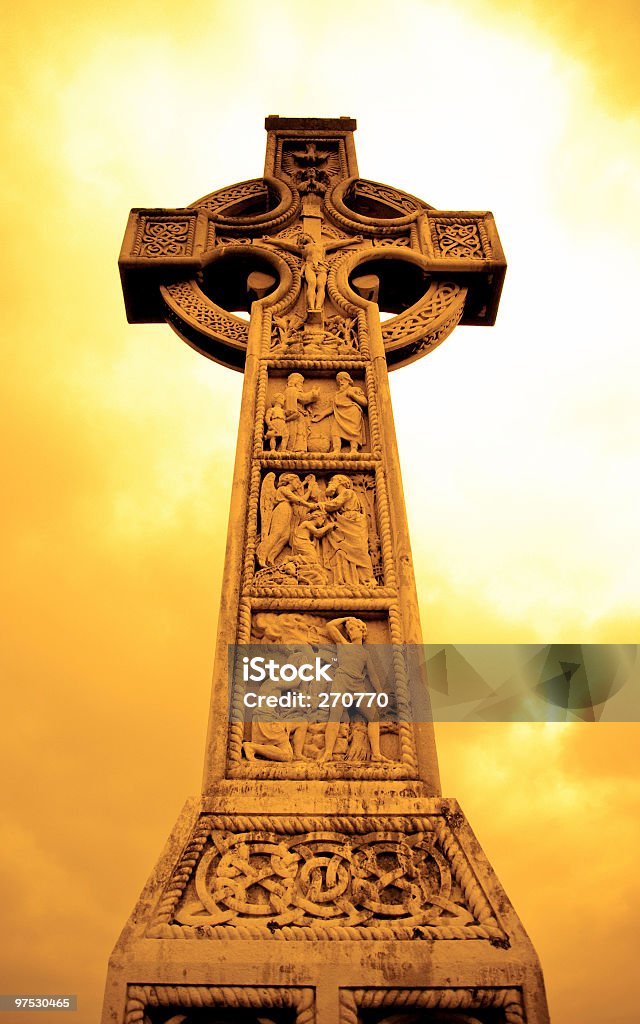 メディバルケルトクロス、サンセットカラーでアイルランドの墓地 - ケルト十字のロイヤリティフリーストックフォト