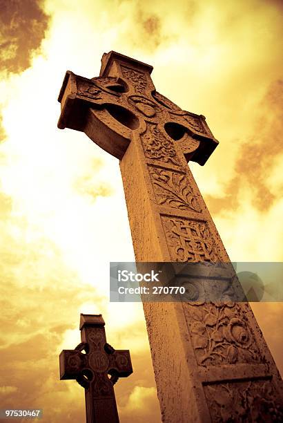 Periodo Medievale Croce Celtica Con Tramonto Colori Cimitero Irlandese - Fotografie stock e altre immagini di Religioni e filosofie